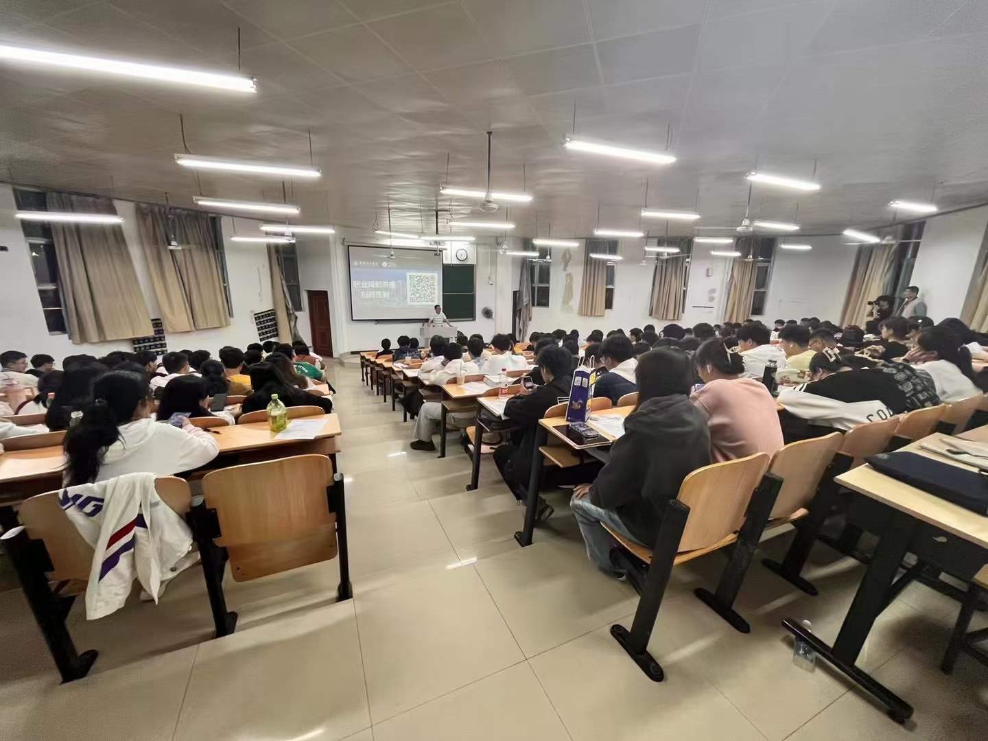 evo真人视讯科技集團(tuán)在金陵科技學(xué)院網(wǎng)通院舉辦專(zhuān)題講座