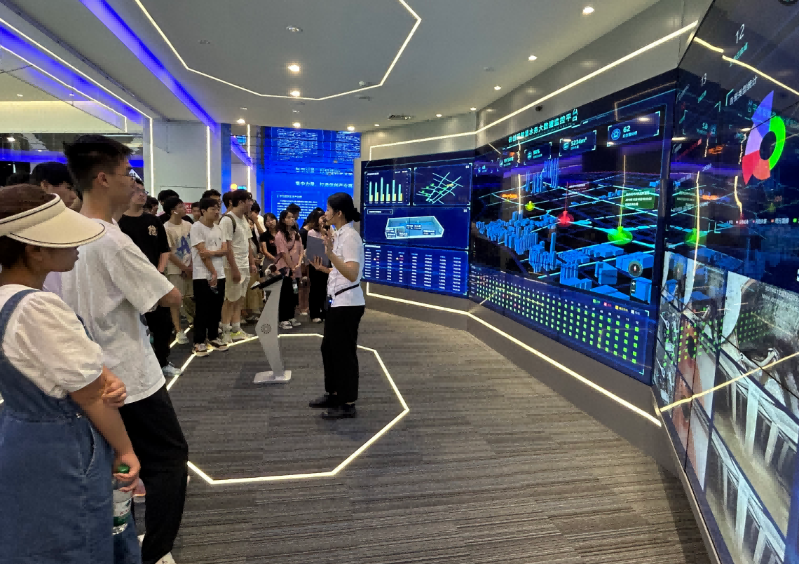 evo真人视讯科技IT精英暑期實(shí)訓(xùn)營活動日 | 探秘南京江北新區(qū)研創(chuàng)園 科技火花點(diǎn)亮未來夢想